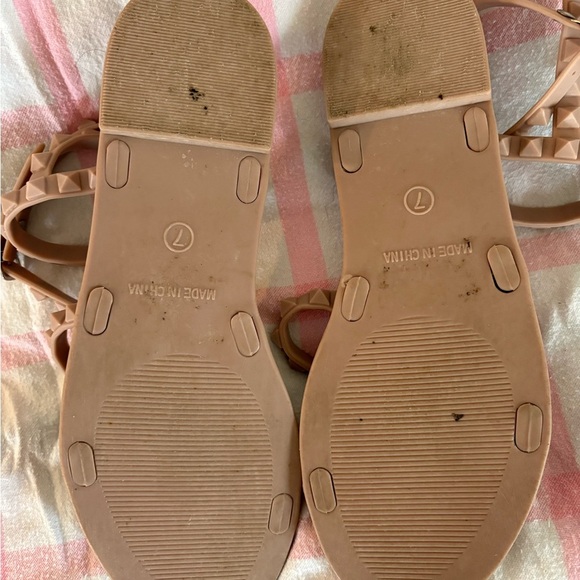 Steve Madden Tan Scalloped Sandals - Picture 2 of 4